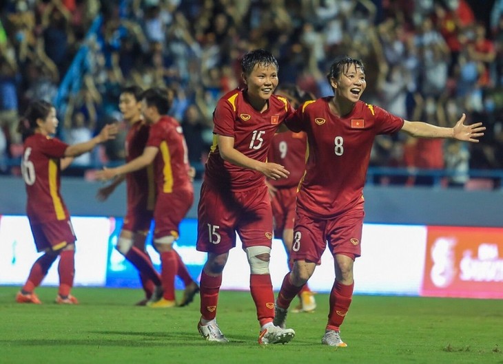 SEA Games 31: la sélection féminine de football du Vietnam bat celle des Philippines au score de 2-1 - ảnh 1