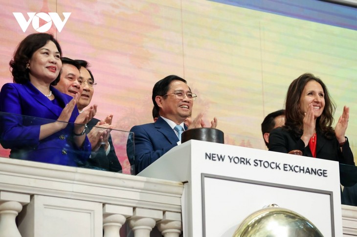 Le PM Pham Minh Chinh visite la plus grande bourse mondiale à New York - ảnh 1