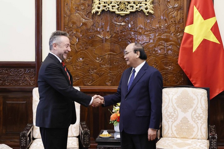 Nguyên Xuân Phuc reçoit les ambassadeurs d’Oman et de la République tchèque - ảnh 2