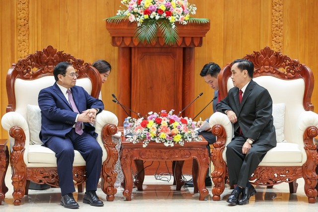 Pham Minh Chinh rencontre d’anciens dirigeants du Laos - ảnh 1