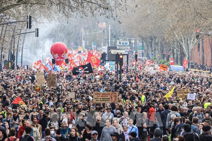 Réforme des retraites: 740.000 manifestants en France selon le ministère de l’Intérieur - ảnh 1