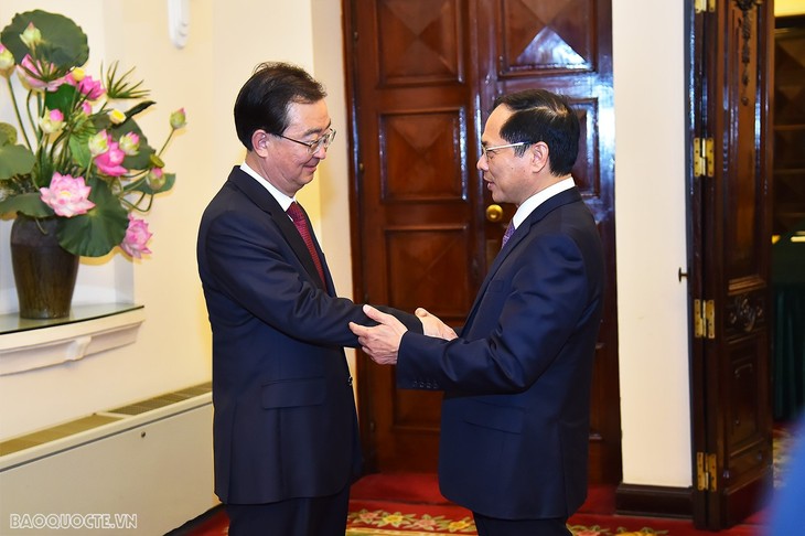 Bùi Thanh Son reçoit le secrétaire du Comité provincial du PCC du Yunnan - ảnh 1