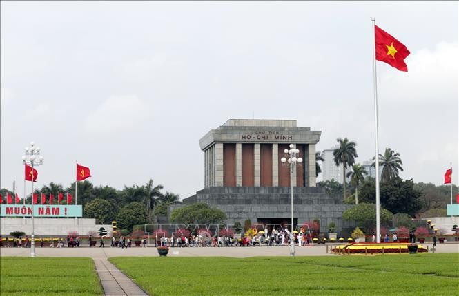 En trois jours, plus de 52.000 personnes ont rendu hommage au Président Hô Chi Minh en son mausolée - ảnh 1