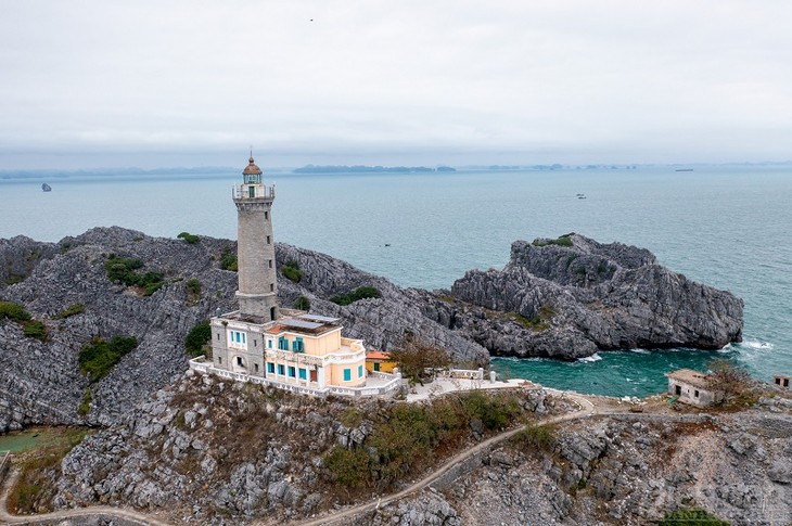 Le phare de Long Châu, gardien de la baie de Lan Ha depuis 129 ans - ảnh 1