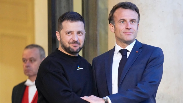 Volodymyr Zelensky reçu à l'Élysée par Emmanuel Macron - ảnh 1
