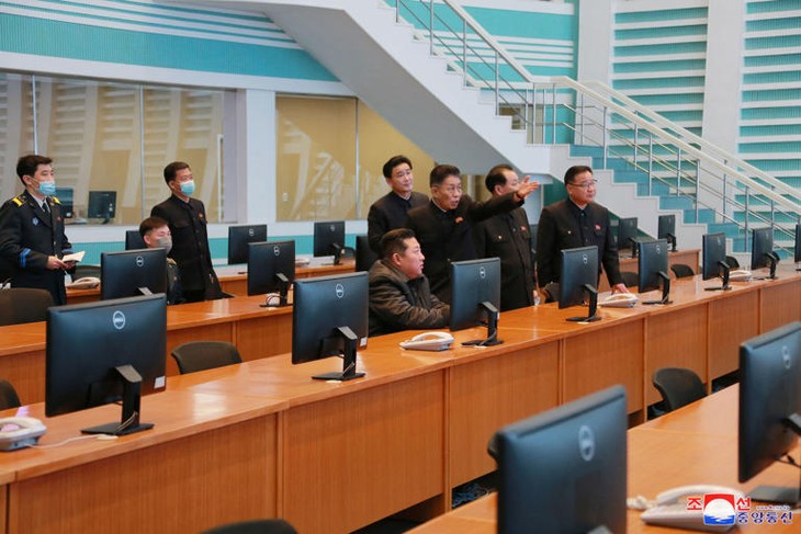 Kim Jong-un inspecte le satellite de reconnaissance militaire n°1 - ảnh 1