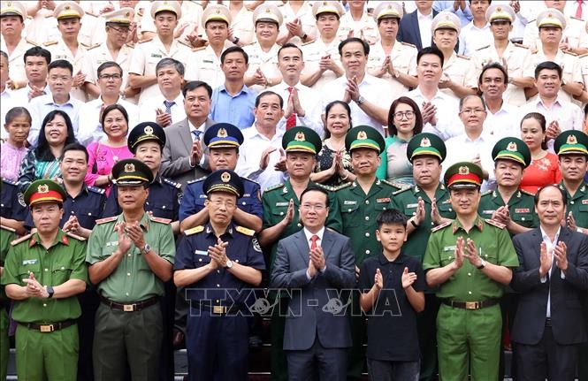 Vo Van Thuong rend hommage à 140 figures exemplaires de la lutte contre la drogue - ảnh 1