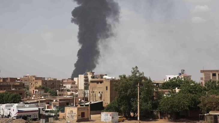 Soudan: reprise des combats à Khartoum après la fin de la trêve - ảnh 1