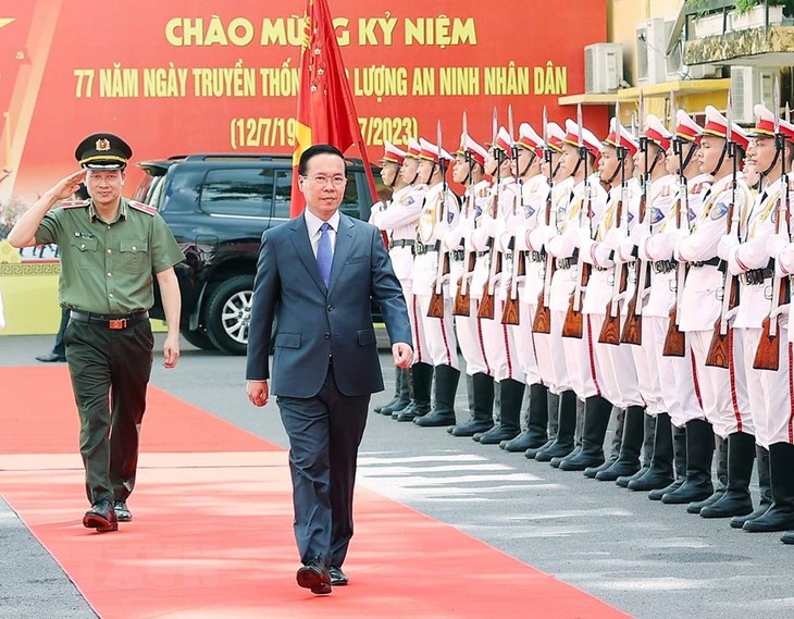 Vo Van Thuong rend visite au personnel du département de la Sécurité politique intérieure - ảnh 1