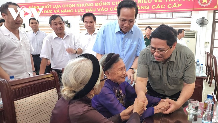 Ninh Binh: Pham Minh Chinh rend visite à un centre médical destiné aux blessés de guerre - ảnh 1