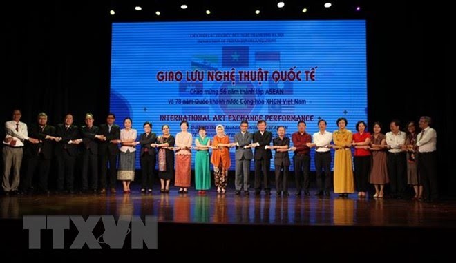 Échange artistique international à l’occasion du 56e anniversaire de l’ASEAN - ảnh 1