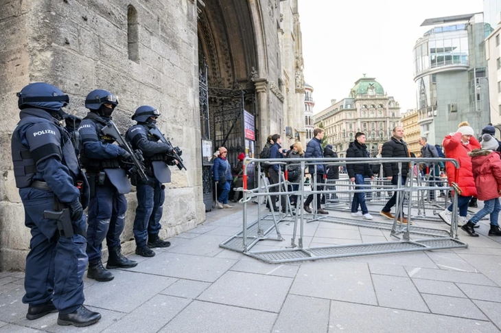 Trois islamistes présumés arrêtés en Autriche, soupçonnés de projets d'attentat - ảnh 1