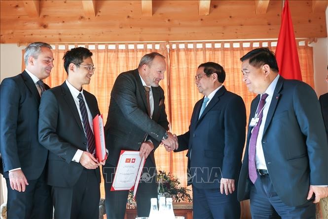 Davos 2024: Pham Minh Chinh rencontre certains chefs d’entreprises - ảnh 1