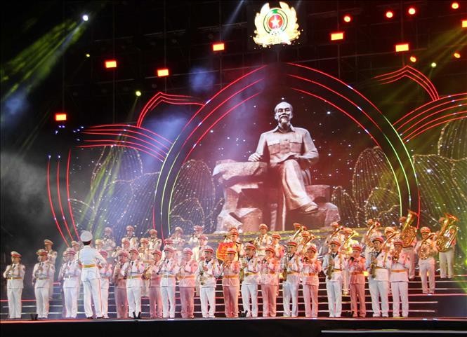 Spectacle: Illuminer éternellement les enseignements du président Hô Chi Minh  ​ - ảnh 1