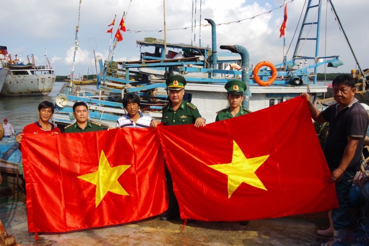 Drapeaux nationaux offerts aux pêcheurs de Bà Ria - Vung Tàu - ảnh 1