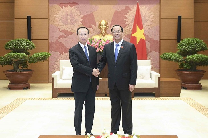 Renforcement des relations sino-vietnamiennes: échanges de haut niveau et coopération pratique - ảnh 1