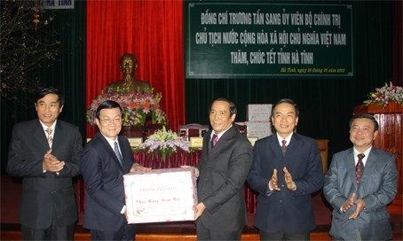 ท่าน Truong Tan Sang ประธานแห่งรัฐเดินทางไปอวยพรปีใหม่ประชาชนจังหวัดห่าติ๋ง - ảnh 1