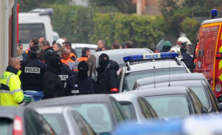 ตำรวจฝรั่งเศสเร่งไล่ล่ามือปืนกราดยิงหน้าโรงเรียนชาวยิว - ảnh 1