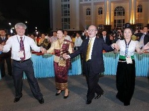 ประธานรัฐสภา Nguyen Sinh Hung เข้าร่วมการพบปะสังสรรค์วัฒนธรรมเวียดนาม - ลาว - ảnh 1
