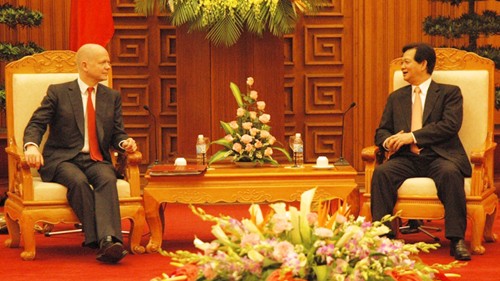 ท่าน Nguyen Tan Dung นายกรัฐมนตรีเวียดนามให้การต้อนรับรัฐมนตรีต่างประเทศอังกฤษ - ảnh 1