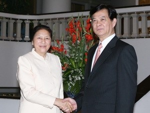 ผู้นำเวียดนามให้การต้อนรับประธานรัฐสภาลาวและการจัดการเสวนาสถานประกอบการเวียดนาม - ลาว - ảnh 1