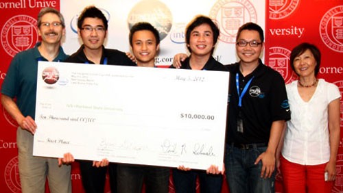นักศึกษาเวียดนามรับรางวัล Cornell Cup USA - ảnh 1