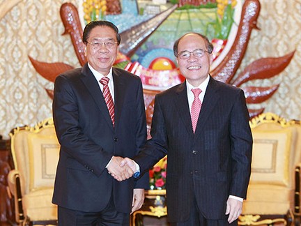 ท่าน Nguyễn Sinh Hùng ประธานรัฐสภาเวียดนามเข้าเยี่ยมคารวะประธานประเทศลาวและนายกรัฐมนตรีลาว - ảnh 1