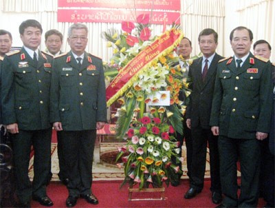 พลโท Nguyễn Chí Vịnh ไปเยี่ยมเยือนและอวยพรสถานทูตลาว - ảnh 1