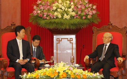เลขาธิการใหญ่พรรคและนายกรัฐมนตรีเวียดนามให้การต้อนรับรัฐมนตรีต่างประเทศญี่ปุ่น - ảnh 1