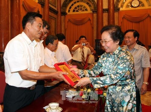 รองประธานประเทศNguyễn Thị Doan ให้การต้อนรับคณะผู้แทนผู้ที่บำเพ็ญประโยชน์ต่อชาติบ้านเมืองจังหวัดนิงบิ่ง - ảnh 1