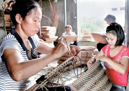 อำเภอฟู้เซวียน กรุงฮานอยพัฒนาหมู่บ้านศิลปาชีพเพื่อการสร้างสรรค์ชนบทใหม่ - ảnh 2