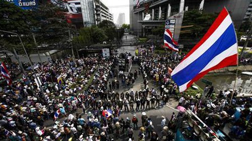 ศาลไทยสั่งห้ามใช้ความรุนแรงกับผู้ชมนุม - ảnh 1