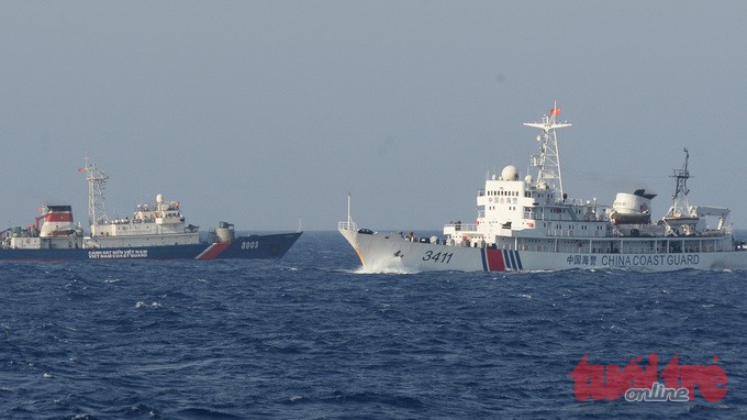 ตำรวจทะเลและกองกำลังตรวจการณ์ประมงเวียดนามเคียงบ่าเคียงไหล่กับชาวประมงออกทะเลจับปลาต่อไป - ảnh 1