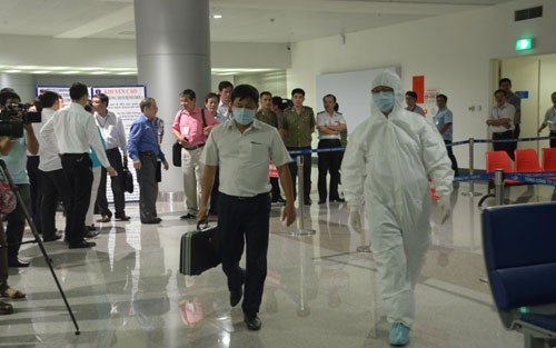การฝึกซ้อมรับมือการแพร่ระบาดของเชื้อไวรัสอีโบลาในสนามบินเตินเซินเญิด - ảnh 1