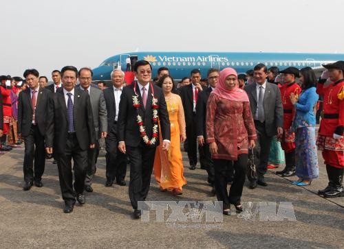 ท่านเจืองเติ๊นซาง ประธานประเทศเดินทางถึงกรุงจาการ์ตา ประเทศอินโดนีเซีย - ảnh 1