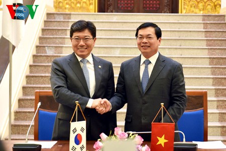 เวียดนามและสาธารณรัฐเกาหลีลงนามในข้อตกลงการค้าเสรี - ảnh 1