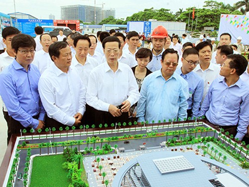 รองนายกรัฐมนตรีจีนเยือนกิจการก่อสร้างหอมิตรภาพเวียดนาม – จีน - ảnh 1