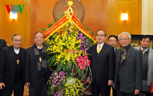 ประธานแนวร่วมปิตุภูมิเวียดนามเหงียนเถียนเญินให้การต้อนรับประธานสภาบิชอปเวียดนาม - ảnh 1