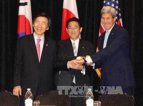 สหรัฐ ญี่ปุ่นและสาธารณรัฐเกาหลีหารือเพิ่มการคว่ำบาตรเปียงยาง - ảnh 1