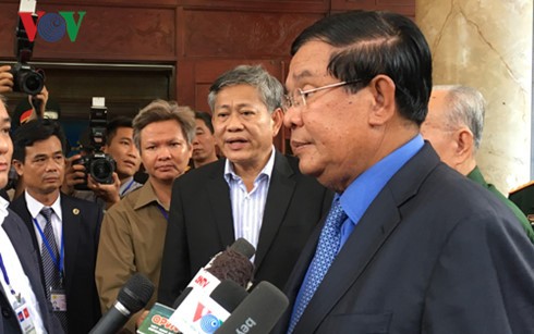 นายกรัฐมนตรีกัมพูชาเสร็จสิ้นการเยือนเวียดนามอย่างเป็นทางการ - ảnh 1