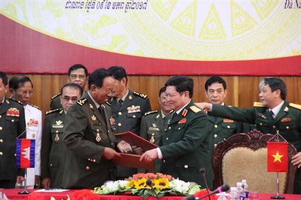 รัฐมนตรีว่าการกระทรวงกลาโหมกัมพูชาเยือนเวียดนาม - ảnh 1