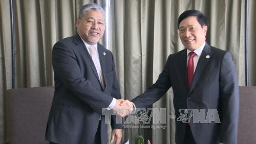 รองนายกรัฐมนตรีและรัฐมนตรีต่างประเทศเวียดนามพบปะทวิภาคีนอกรอบการประชุมรัฐมนตรีต่างประเทศอาเซียน - ảnh 1