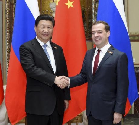 ประธานประเทศจีนสีจิ้นผิงเจรจากับนายกรัฐมนตรีรัสเซีย ดมีตรี เมดเวเดฟ - ảnh 1