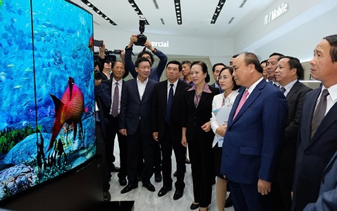 นายกรัฐมนตรีเหงียนซวนฟุ๊กเข้าร่วมพิธีเปิดโรงงาน LG Display ที่นครไฮฟอง - ảnh 1