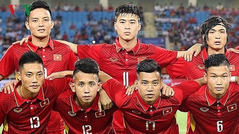 การแข่งขันรอบชนะเลิศระหว่างทีมฟุตบอลยู - 23 เวียดนามกับอุซเบกิสถาน - ảnh 1