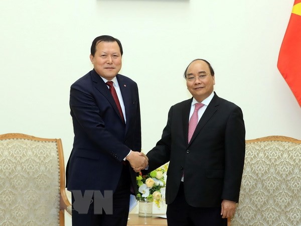 นายกรัฐมนตรีเหงียนซวนฟุ๊กให้การต้อนรับรองประธานกลุ่มบริษัท Lotte ของสาธารณรัฐเกาหลี - ảnh 1