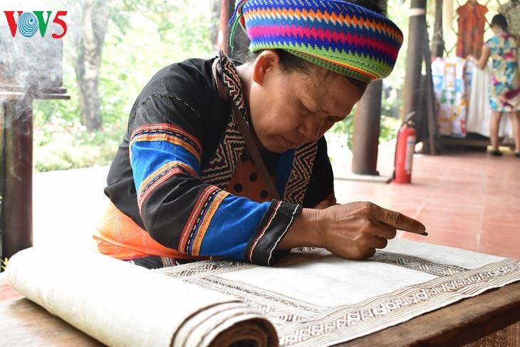   ศิลปะการทอลายผ้าพื้นเมืองของชนกลุ่มน้อยเผ่าม้ง – มรดกวัฒนธรรมนามธรรมของเวียดนาม - ảnh 2