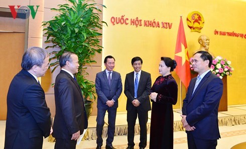 ประธานสภาแห่งชาติให้การต้อนรับหัวหน้าสำนักงานตัวแทนของเวียดนามในต่างประเทศ - ảnh 1