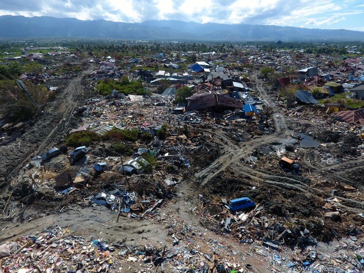 จำนวนผู้เสียชีวิตจากเหตุแผ่นดินไหวและคลื่นสึนามิอินโดนีเซียเพิ่มขึ้นอย่างต่อเนื่อง - ảnh 1