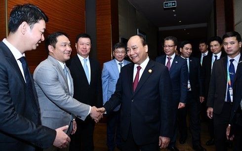 นายกรัฐมนตรีเวียดนามพบปะกับสถานประกอบการจีน - ảnh 1